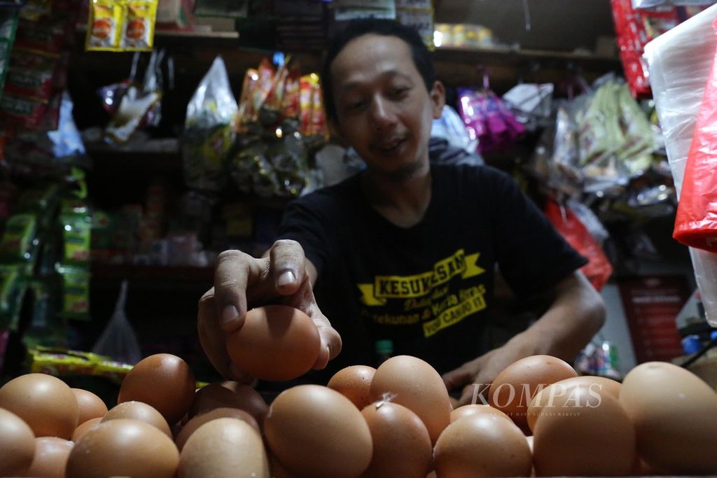 Meskipun Lebaran sudah lewat, harga telur ayam negeri malah merangkak naik sejak dua minggu terakhir ini, seperti dituturkan pedagang telur di Pasar PSPT, Tebet, Jakarta Selatan, Rabu (1/6/2022). Harga telur naik dari Rp 25.000 menjadi Rp 30.000 per kilogram.