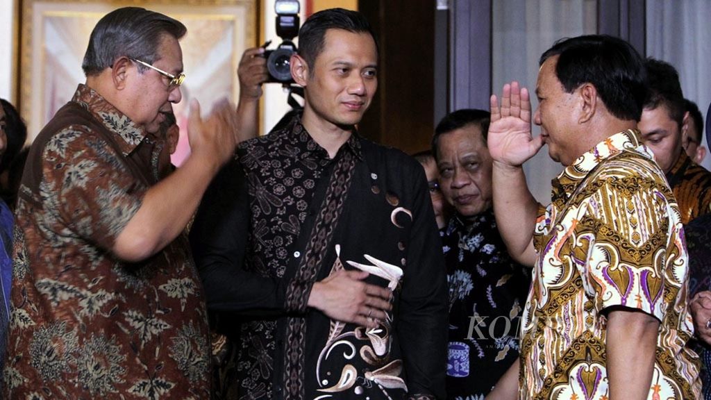 Pertemuan antara Ketua Umum Partai Demokrat Susilo Bambang Yudhoyono (SBY) dan Ketua Umum Gerindra sekaligus capres Prabowo Subianto berlangsung tertutup, tampak keduanya saling memberikan penghormatan seusai mengadakan jumpa pers di kediaman Presiden ke-6 Susilo Bambang Yudhoyono, Jakarta, pada akhir Desember 2018 lalu.