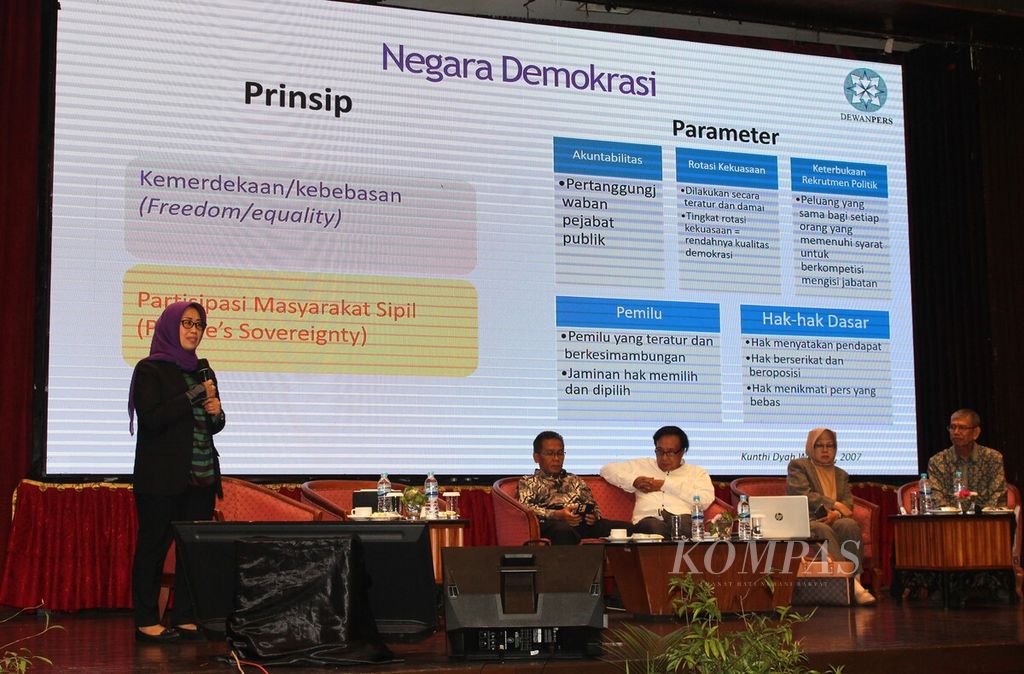 Ketua Dewan Pers Ninik Rahayu (berdiri) menghadiri seminar Seruan Pers dari Sumatera Utara: Pers Bebas, Demokrasi Bermartabat dalam peringatan Hari Pers Nasional (HPN) di Medan, Sumut (7/2/2023).