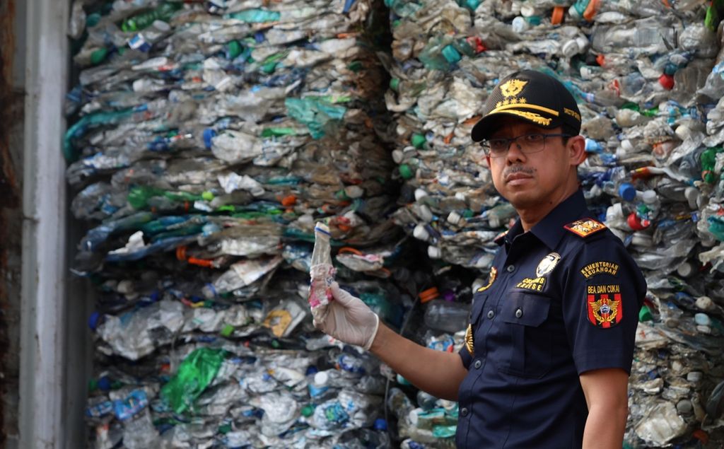 Dirjen Bea dan Cukai Heru Pambudi memperlihatkan kontainer berisi limbah plastik di Terminal Peti Kemas Koja, Pelabuhan Tanjung Priok, Jakarta, 19 September 2019.