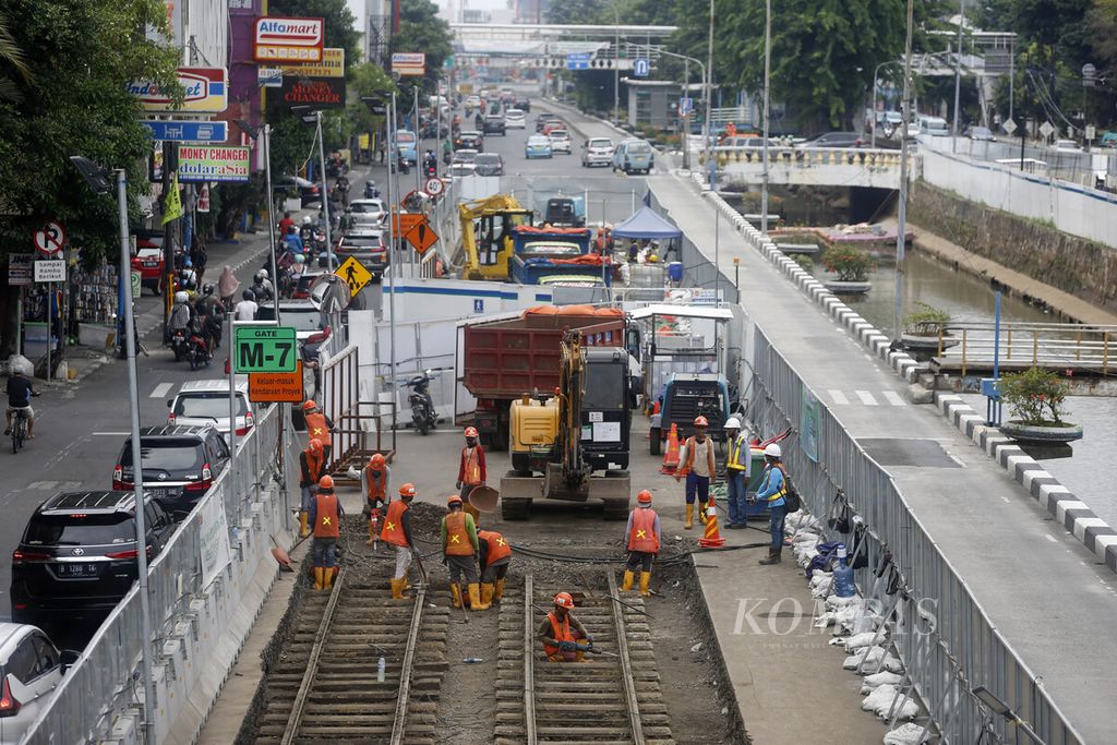 Pekerja sedang membongkar aspal yang menimbun rel trem pada masa jaman penjajahan Belanda di lokasi proyek MRT fase 2 di Jalan Gajah Mada, Jakarta, Minggu (13/11/2022). 