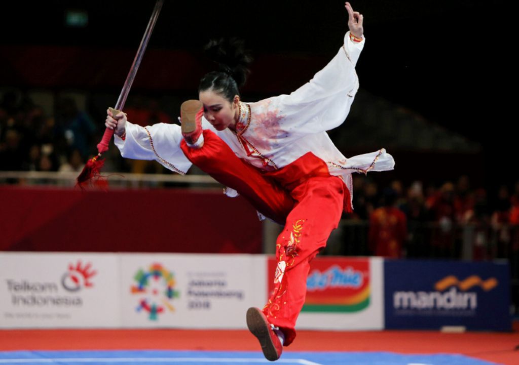 Atlet wushu putri Indonesia Lindswell Kwok beraksi pada nomor Taijijian All Round cabang Wushu pada Asian Games 2018 di Jakarta International Expo (JIEXPO), Jakarta, Senin (20/8/2018). Lindswell berhasil meraih emas dalam nomor ini.