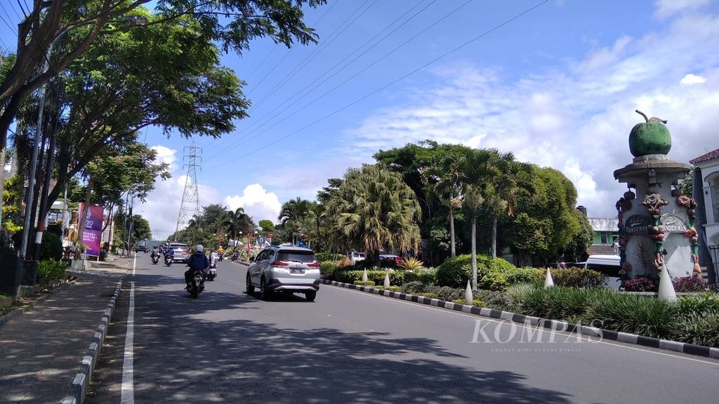 Kondisi kendaraan di Jalan Sultan Agung, Kota Batu, Jawa Timur, terpantau tidak terlalu padat saat libur Nyepi, Kamis (3/3/2022).