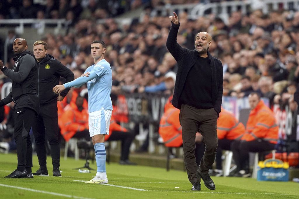 Reaksi Manajer Manchester City Pep Guardiola (kanan) saat melawan Newcastle United, tetapi gagal berbuah gol pada laga Piala Liga Inggris di Stadion St James Park, Newcastle, Inggris, Kamis (28/9/2023) dini hari WIB. Newcastle menang 1-0 pada laga itu.