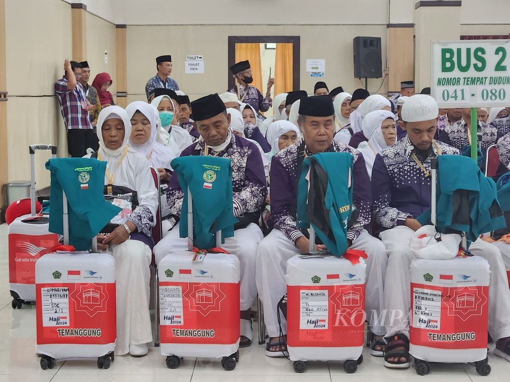 Calon jemaah haji asal Jawa Tengah menunggu keberangkatan dari Embarkasi Solo, di Kabupaten Boyolali, Jawa Tengah, Minggu (12/5/2024). Mereka adalan rombongan pertama yang akan diberangkatkan dari Jawa Tengah.