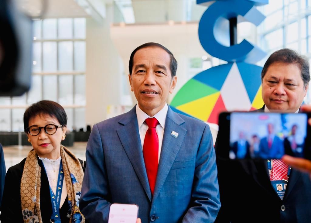 Presiden Joko Widodo memberikan keterangan seusai berbicara di APEC CEO Summit di San Francisco, Amerika Serikat, Kamis (16/11/2023).