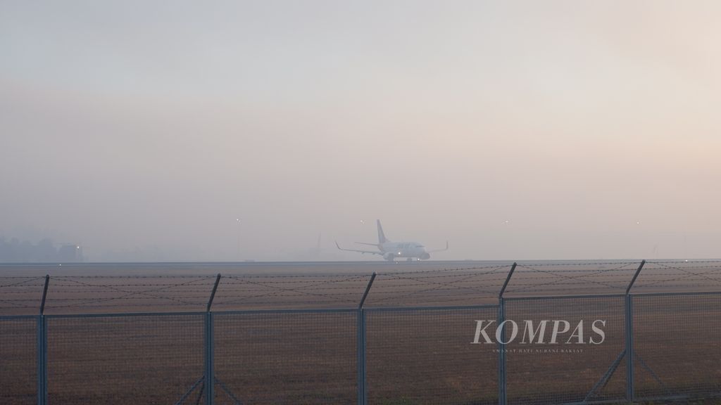 Sebuah pesawat bersiap lepas landas saat kabut asap masih menyelimuti Bandara Internasional Syamsudin Noor di Banjarbaru, Kalimantan Selatan, Rabu (11/9/2019) pagi.