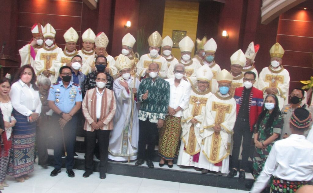Foto bersama para uskup, pejabat daerah, tokoh  lintas agama, dan politisi usai perayaan misa peringatan 25 tahun tahbisan episkopal Mgr Petrus Turang Pr di Kupang, Kamis (27/7/2022).