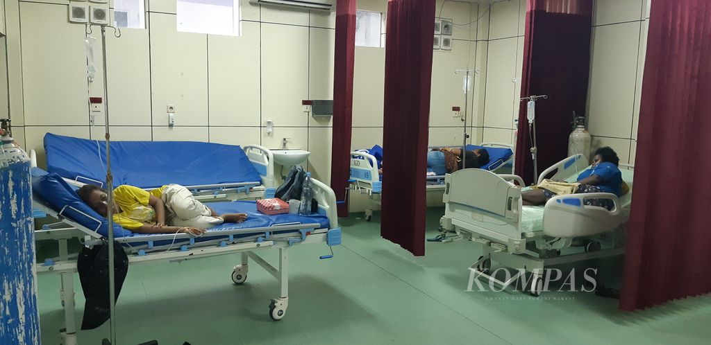 Tampak pelayanan kesehatan bagi pasien di ruang Instalasi Gawat Darurat Rumah Sakit Dok II Jayapura, Senin (17/10/2022).