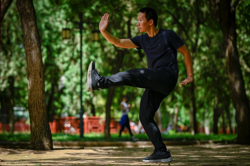 Seorang pria berolahraga di taman di Beijing, China, Senin (22/8/2022). Militer negara ini terus menggelar latihan perang.
