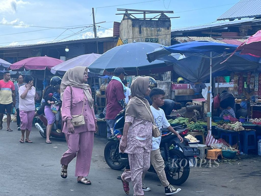 Suasana pedagang yang berjualan di depan gedung baru Pasar Mardika, Ambon, Maluku, Selasa (26/12/2023).