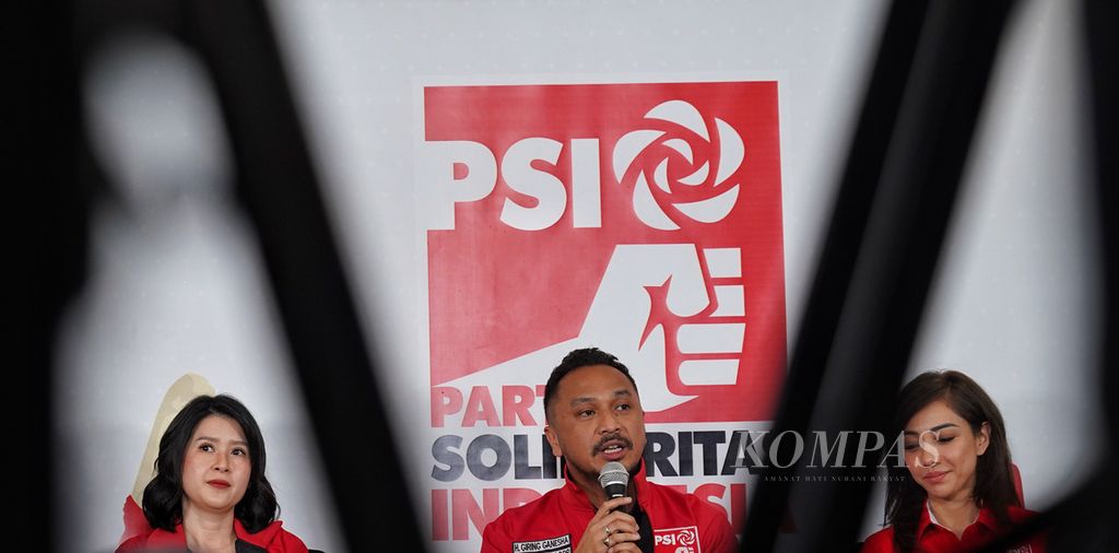 Ketua Umum Partai Solidaritas Indonesia Giring Ganesha (tengah) saat menyampaikan keterangan didampingi Wakil Ketua Dewan Pembina Grace Natalie (kiri) dan Sekjen Dea Tunggaesti (kanan) dalam konferensi pers langkah politik PSI untuk koalisi dalam Pemilu 2024 di Basecamp DPP PSI, Jakarta, Rabu (5/4/2023). DPP PSI memutuskan untuk bergabung dengan koalisi besar gabungan Koalisi Indonesia Bersatu (KIB) dan Kebangkitan Indonesia Raya (KIR) untuk Pemiku 2024.