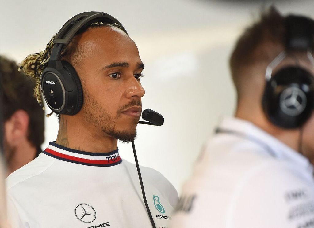Pebalap Mercedes, Lewis Hamilton, berada di pits pada sesi latihan bebas pertama Grand Prix Formula 1 Perancis di Sirkuit Paul Ricard, Le Castellet, Perancis, Jumat (22/7/2022). Hamilton akan bergabung dengan lima pebalap legendaris yang telah menjalani minimal 300 balapan.