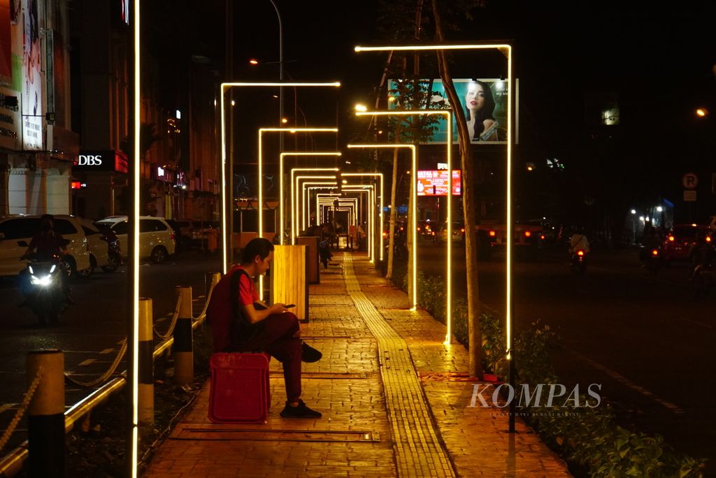 Lampu-lampu ornamen natal dipasang di Jalan Boulevard Piere Tendean, Manado, Sulawesi Utara, pada Kamis (7/12/2023) malam. Pemandangan ini menjadi sebuah rutinitias di Manado setiap Desember untuk merayakan Natal dan Tahun Baru.