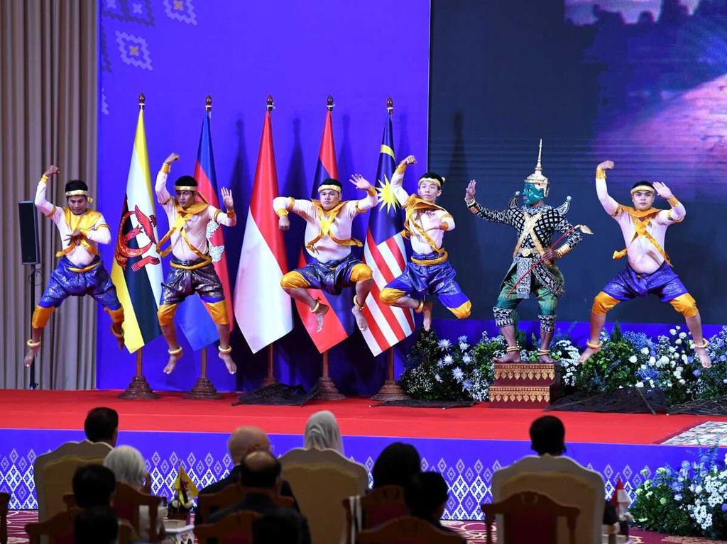 Tarian tradisional Kamboja memeriahkan pembukaan KTT Ke-40 ASEAN di Phnom Penh, Kamboja, Jumat (11/11/2022).