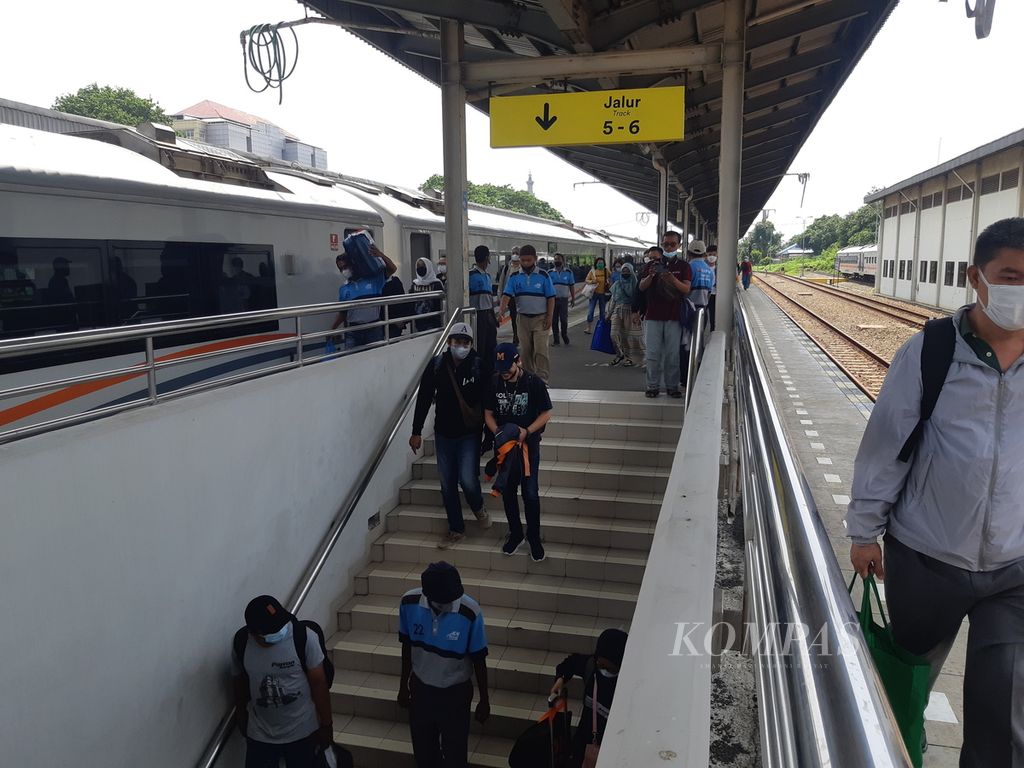 Suasana kedatangan penumpang di Stasiun Cirebon Kejaksan di Kota Cirebon, Jawa Barat, Rabu (21/12/2022). Puncak kedatangan penumpang di wilayah Daerah Operasi III Cirebon menjelang Natal terjadi pada Jumat (23/12) dengan jumlah 3.478 penumpang.