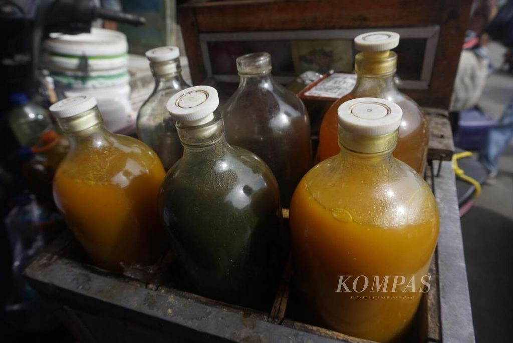 Beragam jenis jamu dijual oleh penjaja jamu keliling di Kota Magelang, Jawa Tengah.