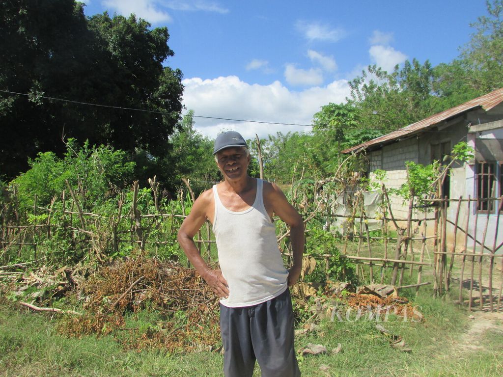 Yohanes Tulus (58), pensiunan PNS di Kota Kupang, memilih tinggal di Desa Tesbatan, Kabupaten Kupang, Kamis (25/4/2024). Ia memilih menjadi petani, mengolah kebun seluas 2.000 meter persegi.