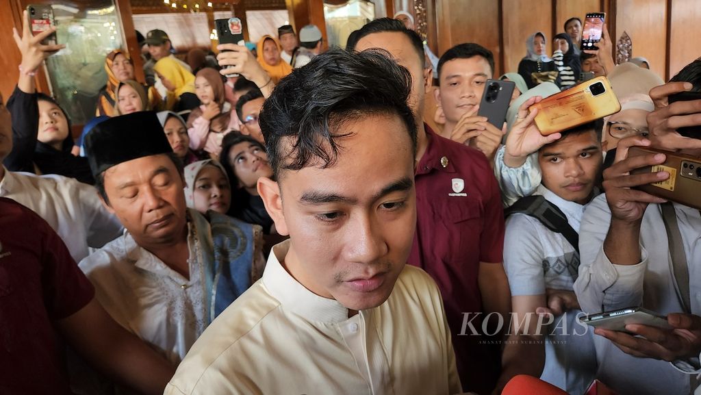 Wali Kota Surakarta Gibran Rakabuming Raka saat diwawancarai wartawan setelah melaksanakan shalat Idul Fitri, di Balai Kota Surakarta, Jawa Tengah, Rabu (10/4/2024).