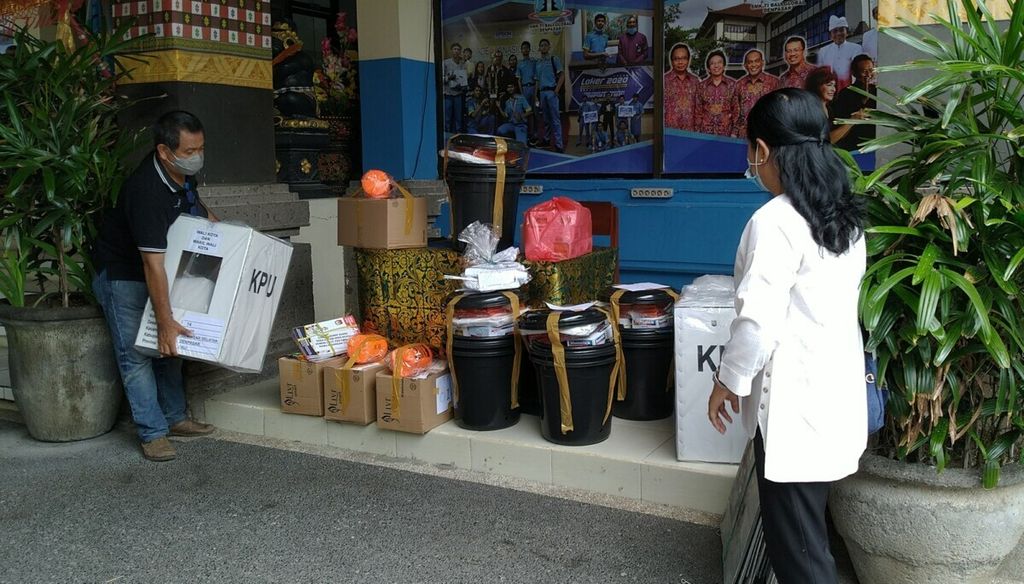 Penyelenggara <i>ad hoc</i> Pilkada Serentak 2020 di Kota Denpasar, Selasa (8/12/2020), memindahkan logistik TPS ke gudang penyimpanan menjelang pelaksanaan pemungutan dan penghitungan suara.