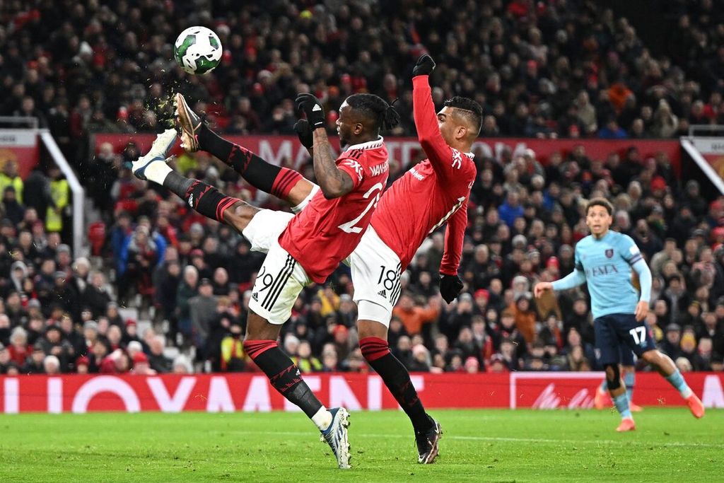Bek Manchester United Aaron Wan-Bissaka dan gelandang Casemiro bersama-sama menyelamatkan gawang mereka pada laga babak 16 Besar Piala Liga di Stadion Old Trafford, Manchester, Inggris, Rabu (21/12/2022). MU menang 2-0 pada laga itu.