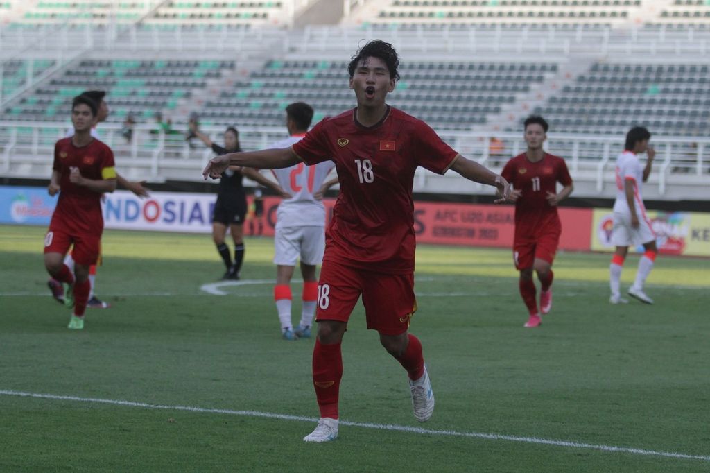 Pemain tim U-20 Vietnam Dinh Xuan Tien melakukan selebrasi usai mencetak gol saat menghadapi tim U-20 Hongkong pada pertandingan kualifikasi Piala Asia U-20 2023 Grup F di Stadion Gelora Bung Tomo, Surabaya, Jawa Timur, Rabu (14/9/2022). Tim U-20 Vietnam berhasil mengalahkan tim U-20 Hongkong dengan skor akhir 5-1. 