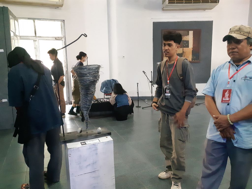 Beberapa pengunjung sedang melihat karya seni di sebuah pameran karya seni bertajuk ”Ekspresi Musi” di Taman Budaya, Jakabaring, Palembang, Sumatera Selatan, Selasa (30/5/2023). Pameran ini menjadi salah satu wadah ekspresi bagi para pegiat seni di Sumsel untuk memamerkan hasil karyanya. 