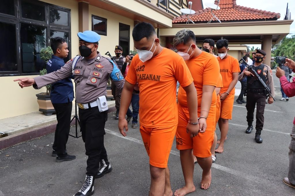 Aparat Kepolisian Resor Lampung Tengah menggiring para pelaku kasus perampokan dan pembunuhan dengan korban seorang pengusaha karangan bunga di Bandar Lampung, pada Rabu (29/6/2022) di Markas Besar Polres Lampung Tengah. 