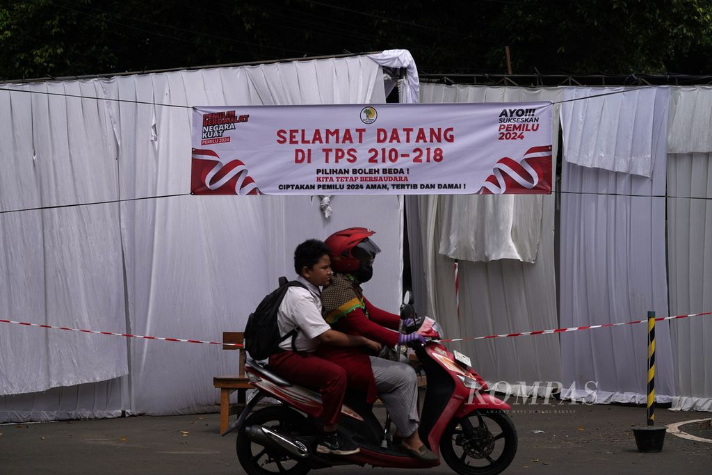 Pengendara sepeda motor melintasi TPS di kawasan perumahan Billy Moon, Duren Sawit, Jakarta Timur, Selasa (13/2/2024). 