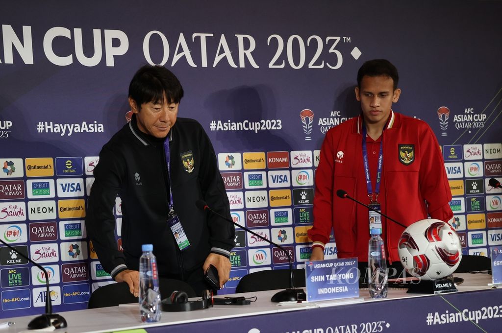 Pelatih Indonesia Shin Tae-yong (kiri) dan pemain Egy Maulana Vikri bersiap mengikuti konferensi pers di Main Media Center Piala Asia 2023 di Doha, Qatar, Selasa (23/1/2024).