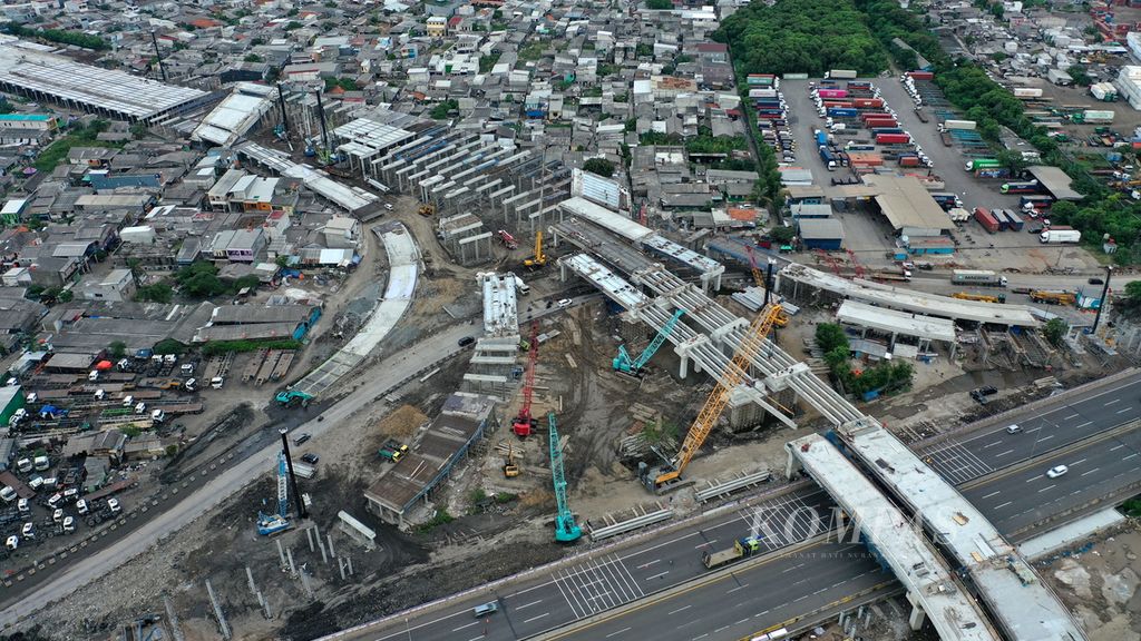 Construction of the Cilincing Interchange on the Cibitung-Cilincing Toll Road project section 4 of the 7.29 kilometer Tarumajaya-Cilincing section in Cilincing, North Jakarta, Sunday (8/1/2023).