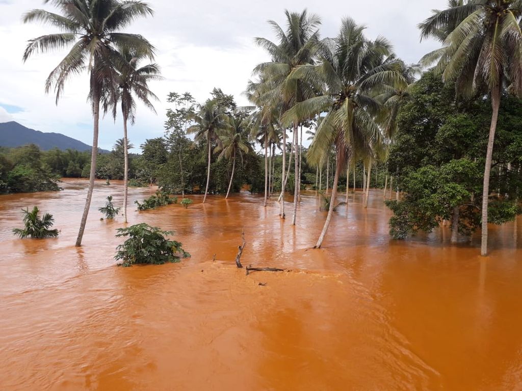 Banjir bercampur lumpur setinggi lebih dari 1 meter menerjang wilayah Konawe Utara, Sulawesi Tenggara, Jumat (3/5/2024). Jalan trans-Sulawesi lumpuh dan tidak bisa dilalui kendaraan.