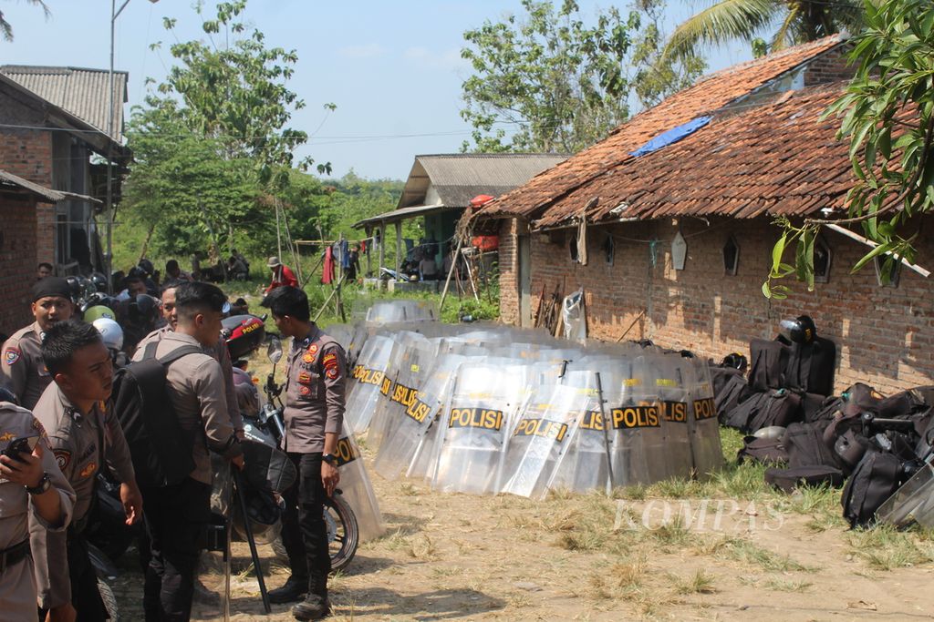 Polisi berjaga di depan pintu masuk Ma'had Al-Zaytun di Desa Mekarjaya, Kecamatan Gantar, Kabupaten Indramayu, Jawa Barat, Kamis (22/6/2023). 