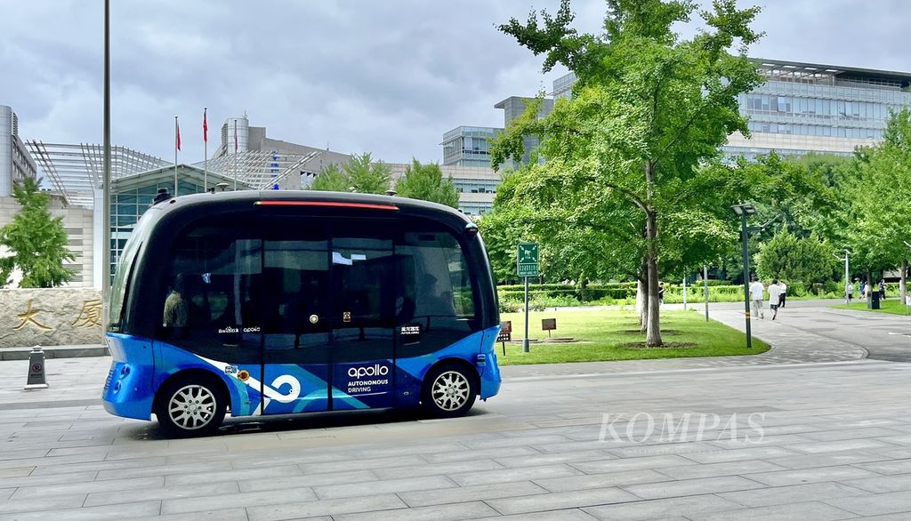 Baidu juga membuat minibus tanpa pengemudi yang juga menggunakan teknologi kecerdasan buatan.