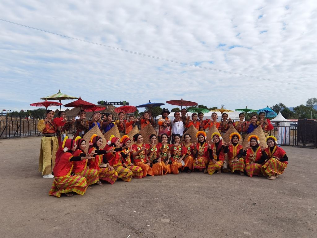 Para penari pertunjukan kolosal berjudul The Spirit of A Culture berfoto bersama sebelum tampil pada pembukaan MXGP Lombok di Sirkuit Selaparang, Kota Mataram, Nusa Tenggara Barat, Minggu (2/7/2023). Tari tersebut memperlihatkan kolaborasi dan sinergi berbagai entis di NTB.