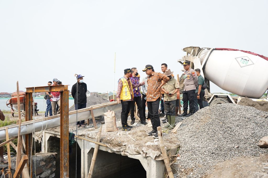 Bupati Sidoarjo Ahmad Muhdlor Ali (batik coklat) meninjau proyek pembangunan rumah pompa di Desa Kedungbanteng, Sidoarjo, Jatim, Selasa (4/10/2022).