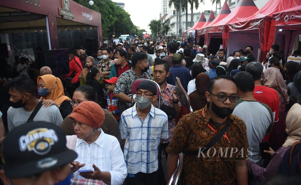Warga memenuhi lokasi Karnaval nang Tunjungan di Jalan Tunjungan, Kota Surabaya, Jawa Timur, Minggu (30/10/2022). .
