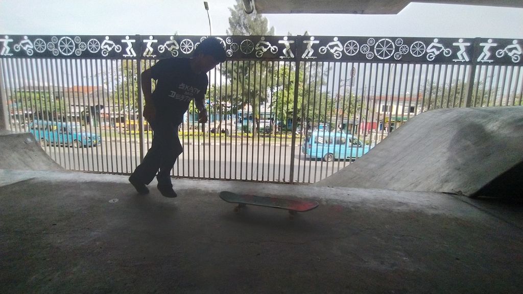 Kinos Saputra (31) bersiap meloncat ke skateboardnya, di Skatepark Pasar Rebo, Cijantung, Jakarta Timur, Minggu (23/10/2022).