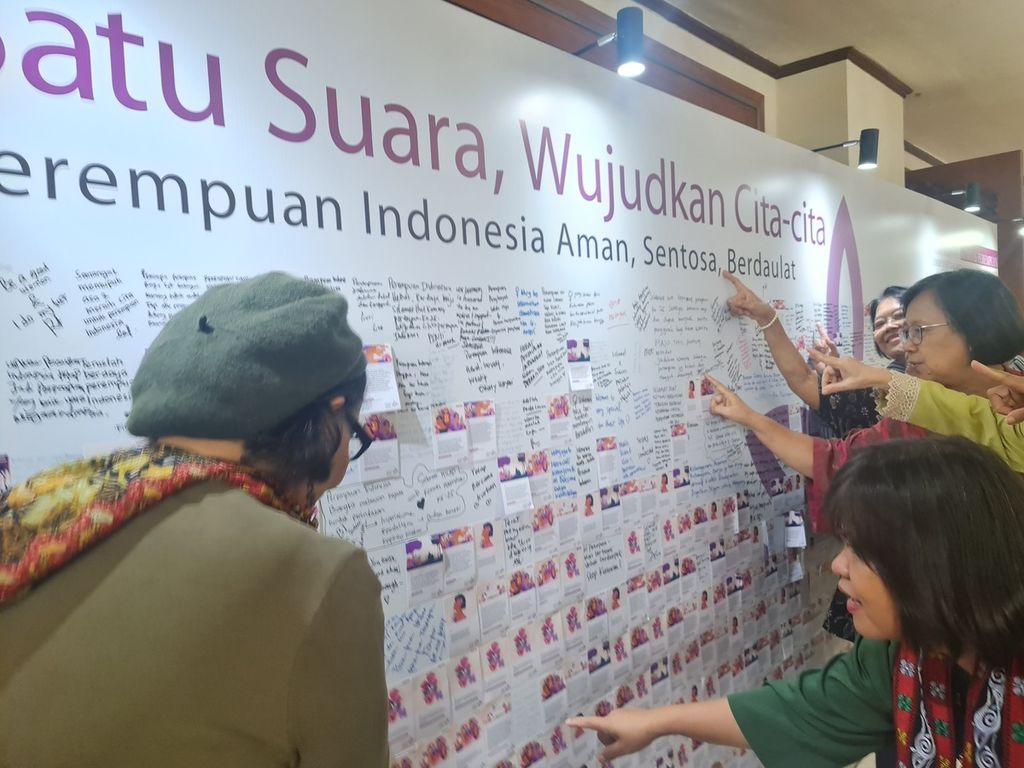 Sejumlah komisioner Komnas Perempuan purnabakti bersama beberapa aktivis yang hadir pada Puncak Perayaan Hari Ulang Tahun Ke-25 Komnas Perempuan, Rabu (15/11/2023), di Hotel Grand Sahid Jakarta, menyaksikan kumpulan pesan dan kesan dari undangan yang hadir.
