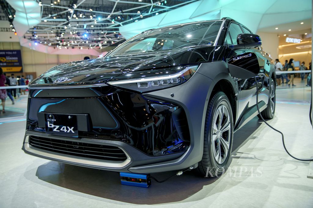 Toyota bZ4X mobil berbasis baterai (<i>battery electric vehicle</i>/BEV) di pameran otomotif GIIAS 2022 di Indonesia Convention Exhibition (ICE) BSD City, Tangerang, Banten. 