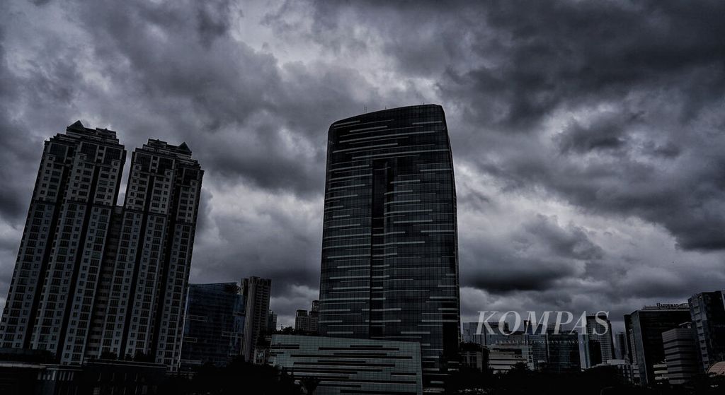 Mendung tebal yang terlihat di kawasan Kuningan, Jakarta Selatan, menjelang turun hujan, Selasa (27/12/2022). Pusat Iklim dan Atmosfer Badan Riset dan Inovasi Nasional (BRIN) memprediksi terjadinya hujan disertai badai yang melanda wilayah Jabodetabek pada Rabu (28/12/2022).