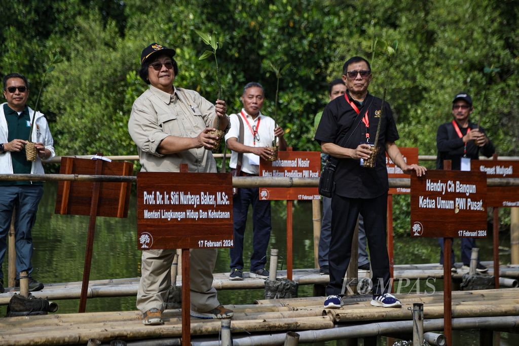 Menteri Lingkungan Hidup dan Kehutanan Siti Nurbaya Bakar (kiri) dan Ketua Umum Persatuan Wartawan Indonesia (PWI) Pusat Hendry Ch Bangun bersiap menanam mangrove di Taman Wisata Alam Mangrove Angke Kapuk, Jakarta, Sabtu (17/2/2024). Penanaman mangrove ini merupakan bagian dari rangkaian peringatan Hari Pers Nasional 2024 yang digelar pada 17-20 Februari 2024 di Jakarta. 