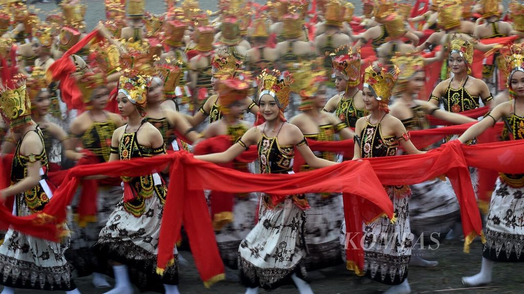 Pelajar membawakan tarian kolosal dalam Festival Gandrung Sewu 2022 di Pantai Marina Boom, Kabupaten Banyuwangi, Jawa Timur, Sabtu (29/10/2022). . 