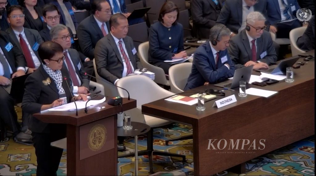 Menteri Luar Negeri RI Retno Marsudi (kiri) menyampaikan pandangan Indonesia dalam sidang Mahkamah Internasional (ICJ), Jumat (23/2/2024), di Den Haag, Belanda. Sidang itu bertujuan mencari fatwa mahkamah soal pendudukan Israel di Tepi Barat.