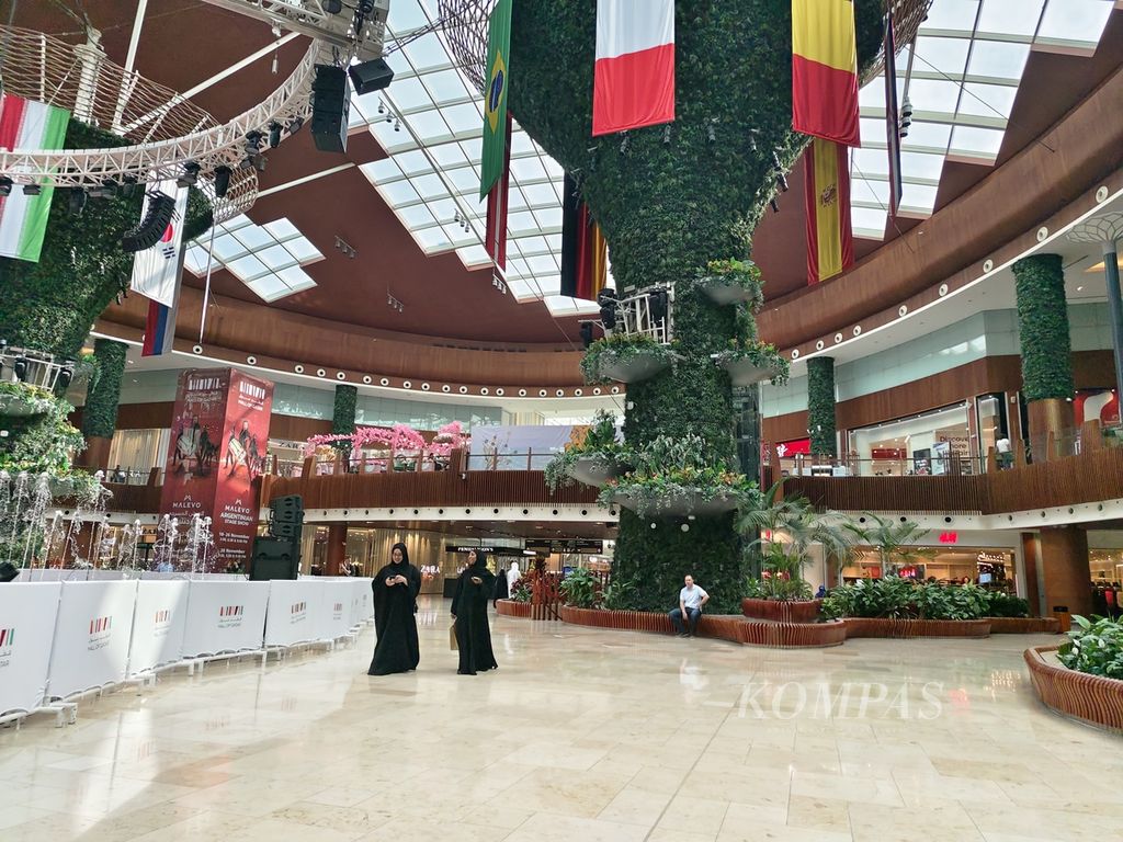Hiasan bendera-bendara peserta Piala Dunia 2022 digantungkan di langit-langit Mall of Qatar Kamis (17/11/2022). Warga Qatar menyambut perhelatan Piala Dunia yang akan berlangsung 20 November - 18 Desember 2022 dengan menghias kota mereka dengan pernik yang berkaitan dengan Piala Dunia. 