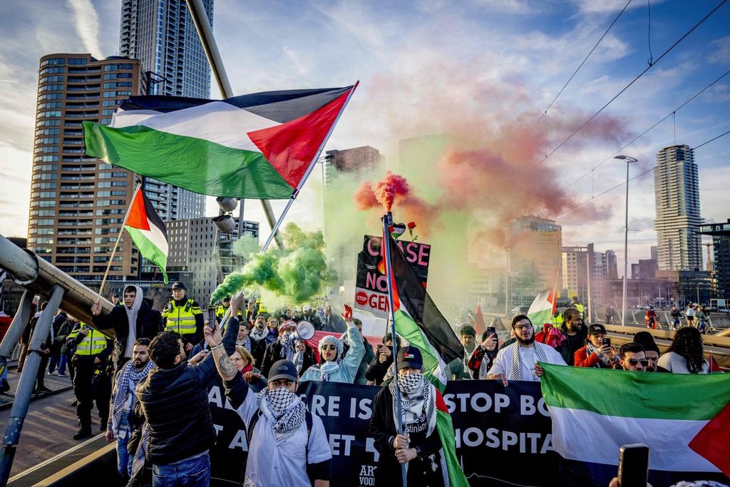 Unjuk rasa mendukung Palestina di Rotterdam, Belanda, pada Minggu (25/2/2024).