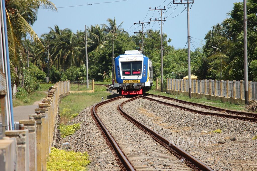 Kereta Api Cut Meutia saat memasuki Stasiun Bungkaih, Kabupaten Aceh Utara, Provinsi Aceh, Senin (19/6/2023). Program Trans-Sumatera Railway untuk membangun konektivitas antarprovinsi di Pulau Sumatera.