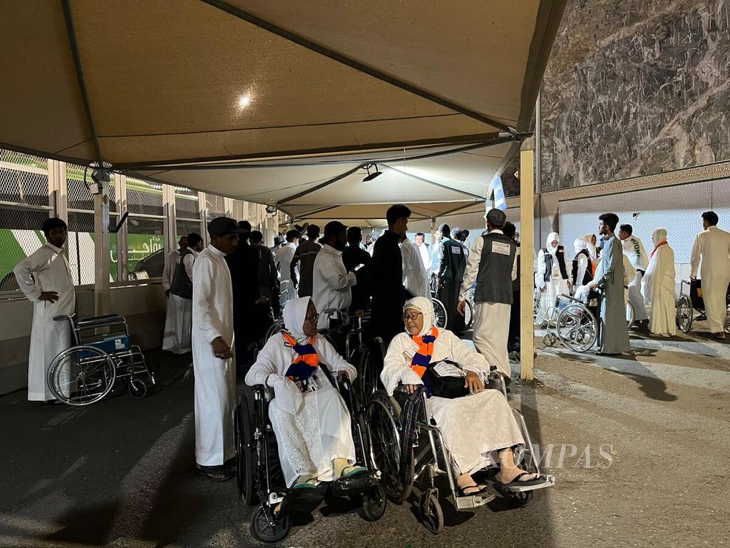 A number of elderly pilgrims arrived at the Masjidil Haram complex in the city of Mecca, Saudi Arabia, to perform mandatory umrah and pray on Wednesday (22/5/2024) using wheelchairs. Wheelchair services are available for pilgrims in need, such as the elderly, to perform tawaf and sai.
