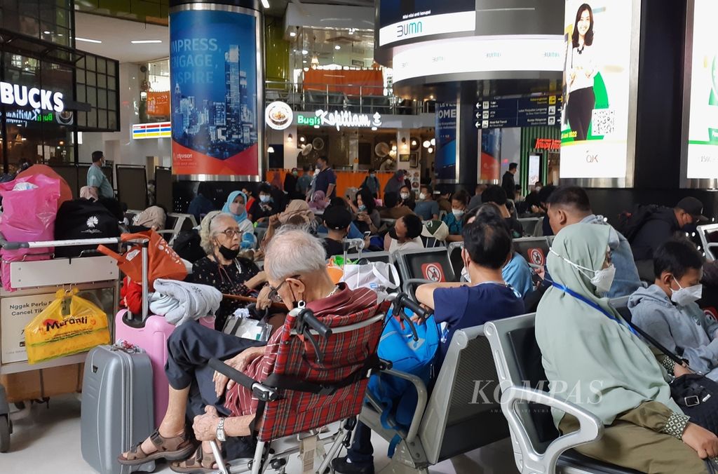 Sejumlah penumpang menunggu jadwal keberangkatan kereta api di Stasiun Gambir, Jakarta, Selasa (19/4/2022). Sejumlah warga di Jakarta dan sekitarnya memutuskan mudik lebih awal untuk menghindari kepadatan penumpang saat sepekan terakhir menjelang Lebaran.