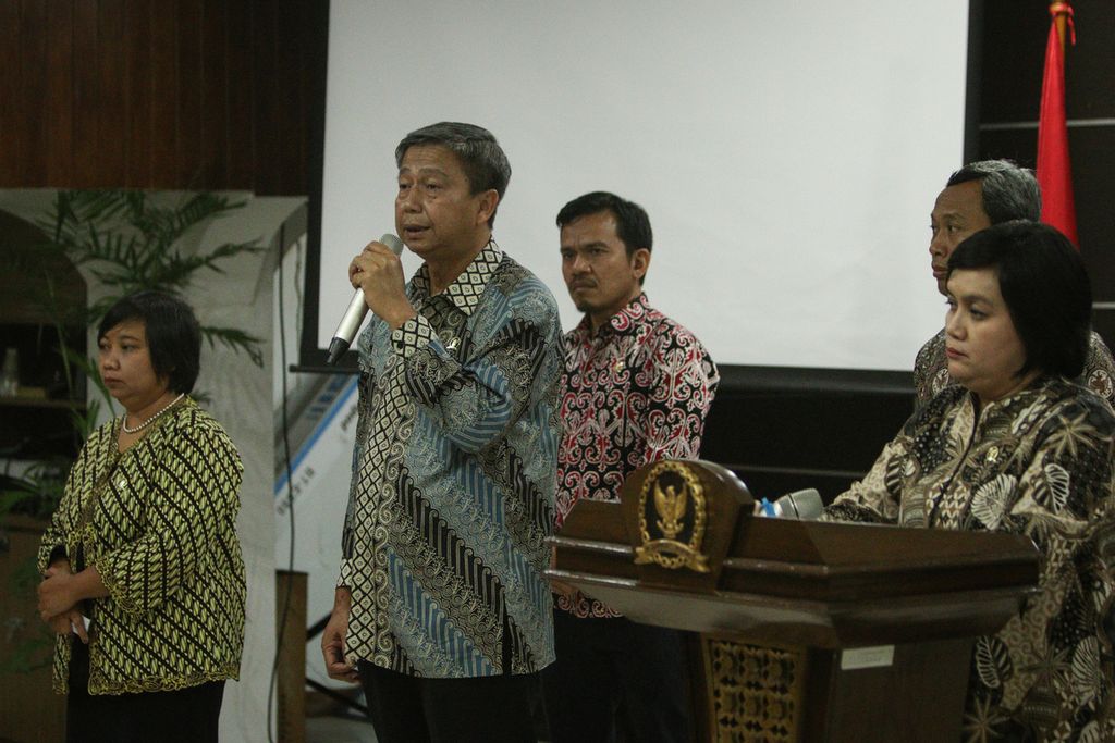 Anggota Komnas HAM, Prabianto Mukti Wibowo (kedua dari kiri), berbicara dalam konferensi pers di kantor Komnas HAM, Menteng, Jakarta Pusat, Senin (14/11/2022). 